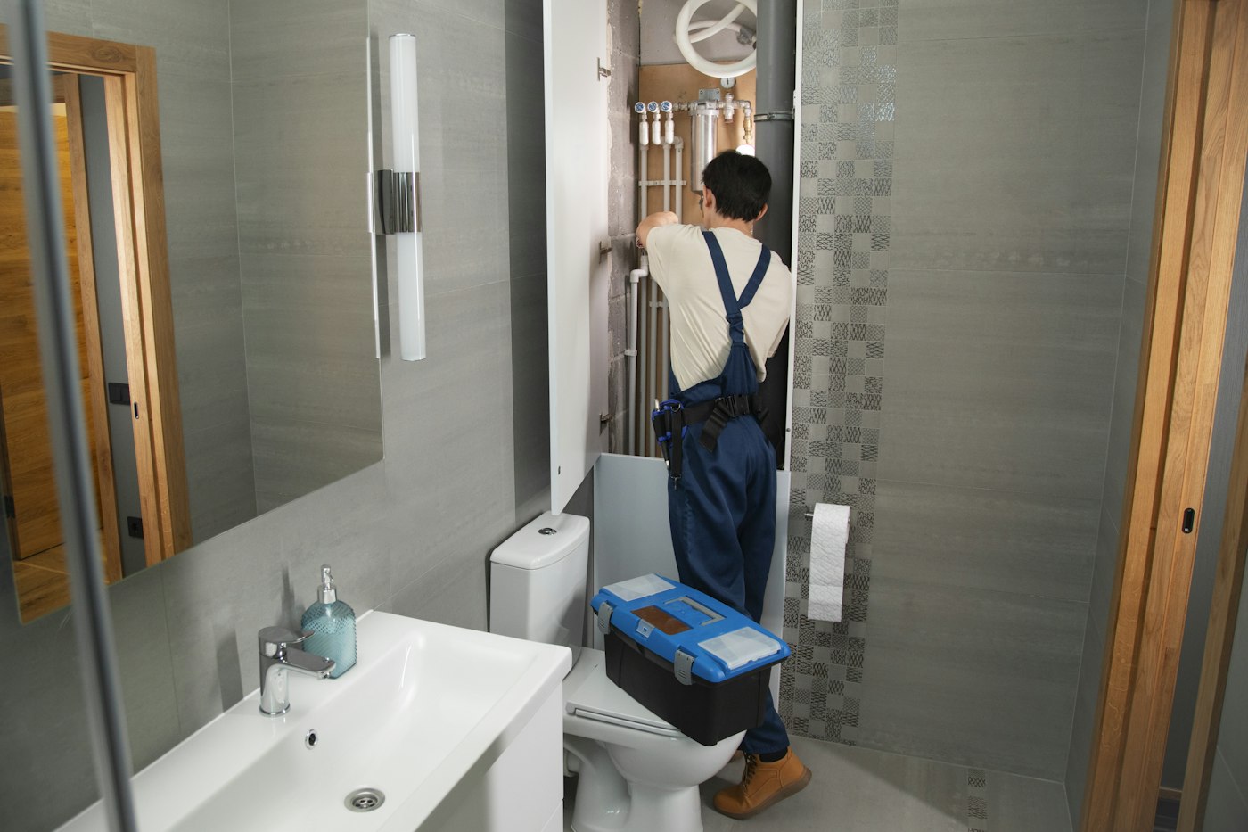 Lavabo tesisatı üzerinde çalışan profesyonel tesisatçı